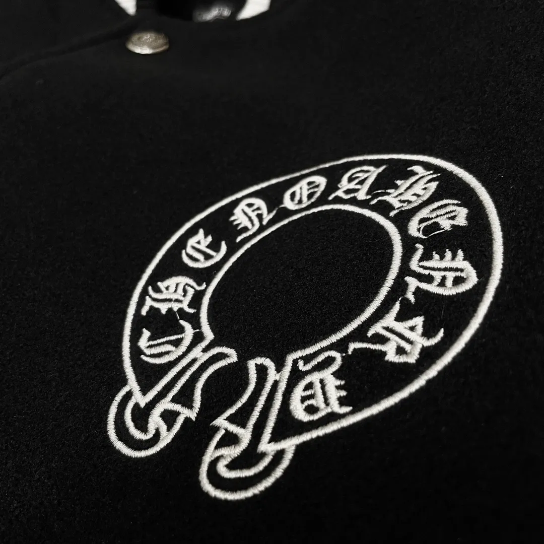 🅿️410 CH➡️Cro Xin 2024ss runway style baseball jacket. I ordered the original model and it took a month to finally ship. I love it so much. The upper body is really cool. A Douyin blogger said that this year's new jacket will become a future trend. If you look through street photos, you will find that celebrities regard it as a collectible jacket, a must-have item for men and women who want light luxury for commuting. Developing the highest version on the entire network, it took 1 month to customize and the cost was extremely high. The German imported flat-machine made custom-woven wool jacquard threads, using the first layer of imported lambskin. The pleated texture is unparalleled. It is hand-cut and meticulously crafted. The stitching position is very technical. Whether the whole garment is good or not depends on this position. Top-notch workmanship and details can stand the test. A full set of customized accessories, the letters are clear and perfectly restored without any difference. High-end atmosphere and full grade! The entire dress is exclusively customized with heavy craftsmanship. The towel patch embroidery is perfectly combined with craft embroidery and precise stitching! Absolute craftsmanship quality!